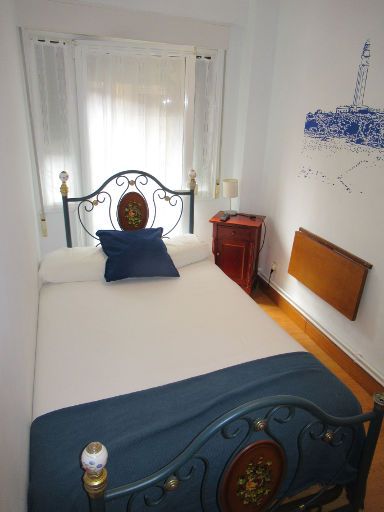 Hotel Aldatzeta Ostatua, Bermeo, Spanien, Zimmer 202 mit Bett, Balkontür, Nachttisch, LED Leuchte und Klapptisch