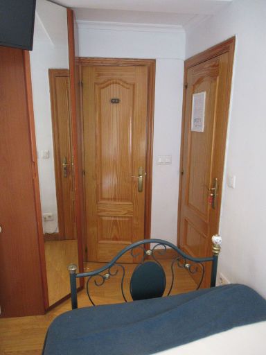 Hotel Aldatzeta Ostatua, Bermeo, Spanien, Zimmer 202 mit Flachbildfernsehr, Schrank, Spiegel, Tür zum Bad und Eingangstür