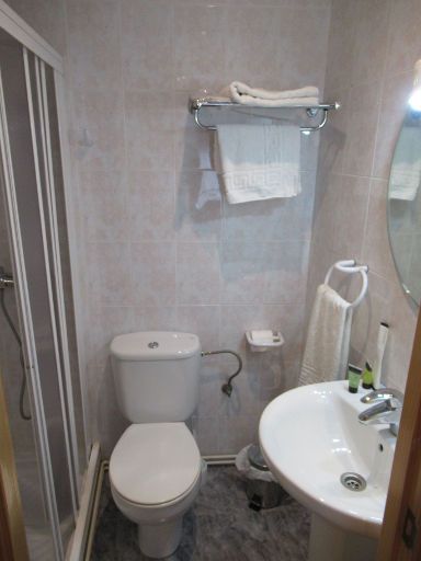 Hotel Aldatzeta Ostatua, Bermeo, Spanien, Bad mit Dusche, WC und Waschbecken