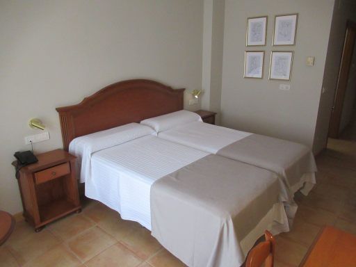 Hotel Almijara, La Herradura, Spanien, Zimmer 107 mit zwei Einzelbetten, Nachttisch, Wand zum Badezimmer, Klimaanlage und Flur