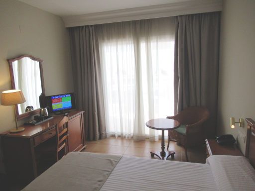 Hotel Almijara, La Herradura, Spanien, Zimmer 107 mit Schreibtisch, Stuhl, Flachbildfernseher, lautloser Kühlschrank, Balkontür und Gardinen