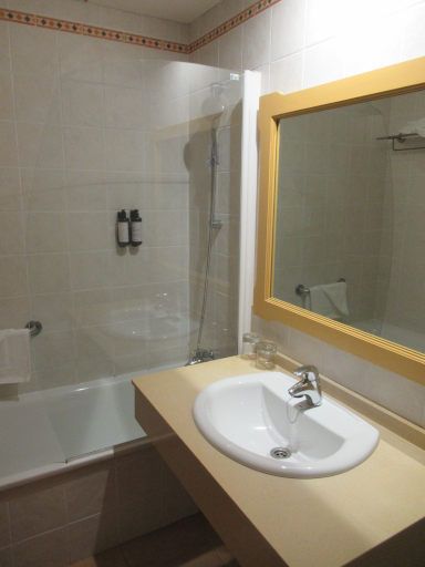 Hotel Almijara, La Herradura, Spanien, Bad mit Badewanne / Dusche und Waschtisch