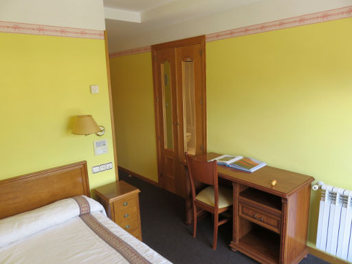 Hotel Alvargonzález, Vinuesa, Spanien, Zimmer 101 mit Einbauschrank, Tisch, Stuhl und Heizkörper