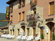 Hotel Alvargonzález, Vinuesa, Spanien, Außenansicht an der Calle Constitución 20 Ecke Calle Gerardo Diego