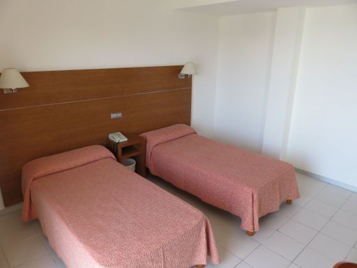 Hotel Amazonas S’Arenal, Mallorca, Spanien, Zimmer 422 mit zwei Einzelbetten, Telefon und zwei Wandleuchten