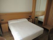 Hotel Araba, Vitoria-Gasteiz, Spanien, Zimmer 01 mit großem Bett, Fenster, Nachttischleseleuchten, Telefon