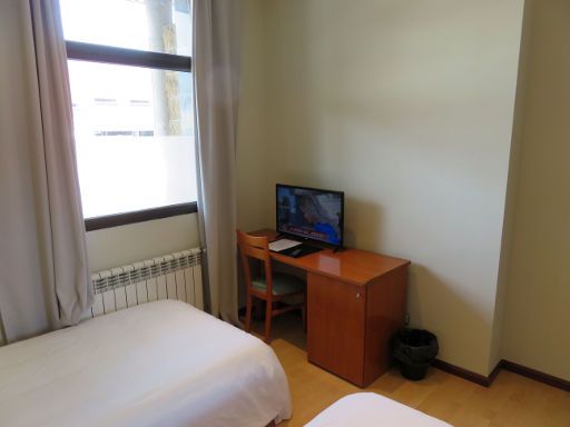 Hotel Arcea Villaviciosa, Villaviciosa, Spanien, Zimmer 116 mit Tisch, Stuhl und Flachbildfernseher