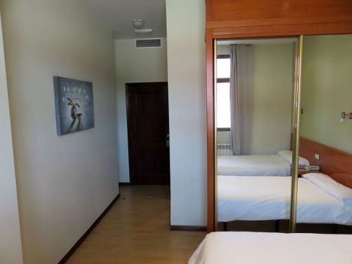 Hotel Arcea Villaviciosa, Villaviciosa, Spanien, Zimmer 116 mit Einbauschrank, Spiegel, Minisafe ohne Schloss, Eingangstür und Klimaanlage