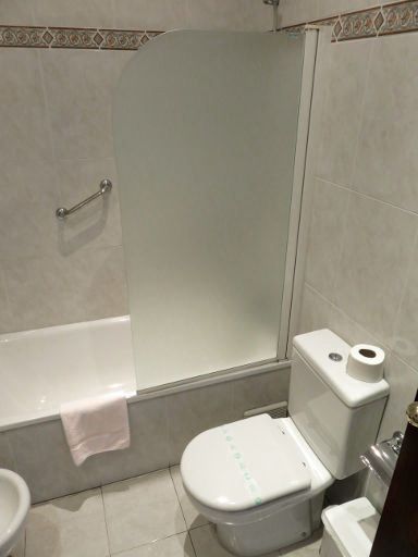 Hotel Arcea Villaviciosa, Villaviciosa, Spanien, Bad mit Badewanne, Dusche und WC