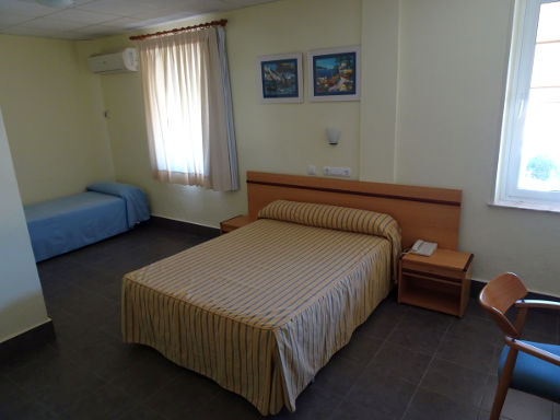 Hotel Bahía, Puerto de Mazarrón, Spanien, Zimmer 124 mit einem Doppelbett, ein Einzelbett, Klimaanlage, Nachttisch, Beleuchtung, Fenster und Stuhl