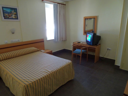 Hotel Bahía, Puerto de Mazarrón, Spanien, Zimmer 124 mit Fernseher, Schreibtisch, Stuhl und Spiegel