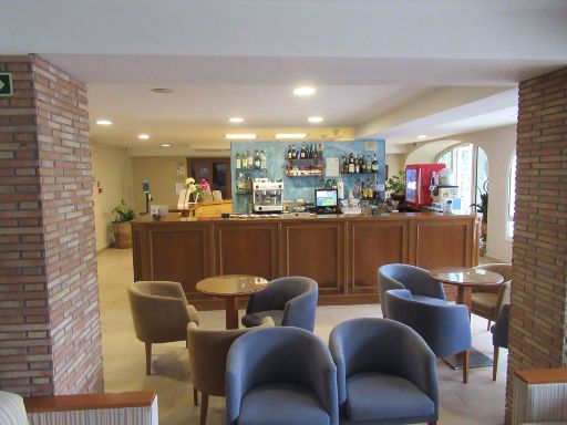 Hotel Bersoca, Benicássim, Spanien, Empfangshalle mit Rezeption, Bar, Sitzgelegenheiten und Informationen