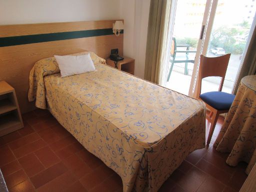 Hotel Bersoca, Benicássim, Spanien, Zimmer 310 mit Einzelbett, Leseleuchten, Nachttisch, Tür zum Balkon, Stuhl und Tisch