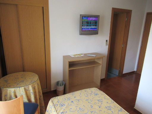 Hotel Bersoca, Benicássim, Spanien, Zimmer 310 mit Einbauschrank mit Minisafe, Fernseher, Ablage mit Schrank, Tür Badezimmer und Eingangstür