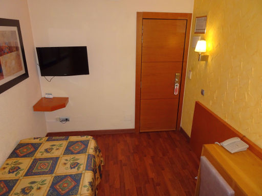 Hotel Blue Bay, Cala Mayor, Mallorca, Spanien, Zimmer 433 mit Flachbildfernseher, Eingangstür, Klimaanlage und Telefon