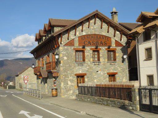 Hotel Casbas, Senegüé, Spanien, Außenansicht mit Eingängen zur Bar und zum Hotel