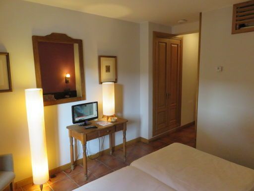 Hotel Casbas, Senegüé, Spanien, Zimmer 102 mit Spiegel, Flachbildfernseher, Wandschrank und Trennwand zum Bad