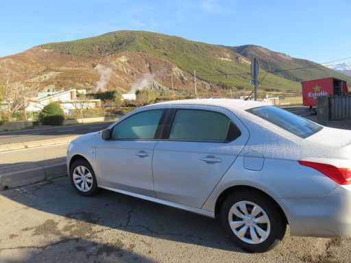 Hotel Casbas, Senegüé, Spanien, Parkplatz am Morgen, Mietwagen Citroën C–Elysée mit vereisten Scheiben