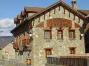 Hotel Casbas, Senegüé, Spanien, Außenansicht mit Eingängen zur Bar und zum Hotel