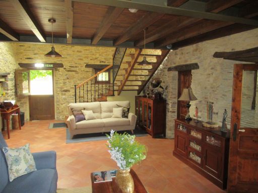 Hotel Casona Trabadelo, Vegadeo, Spanien, Empfangshalle mit Sitzgelegenheiten, Treppe und Durchgang Rezeption