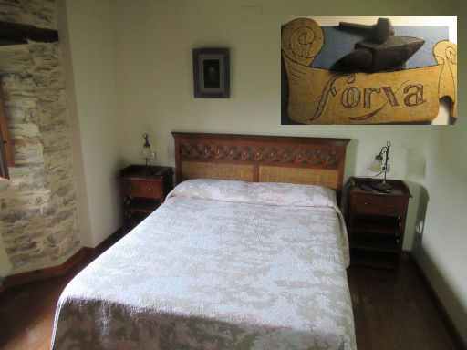 Hotel Casona Trabadelo, Vegadeo, Spanien, Zimmer Forxa mit Doppelbett, Nachttisch und Beleuchtung