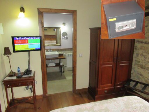 Hotel Casona Trabadelo, Vegadeo, Spanien, Zimmer Forxa mit Schreibtisch, Flachbildfernseher, Tür zum Badezimmer, Schrank mit Minisafe und Kofferablage