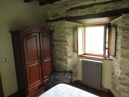 Hotel Casona Trabadelo, Vegadeo, Spanien, Zimmer Forxa mit Natursteinwand, Fenster und Heizkörper