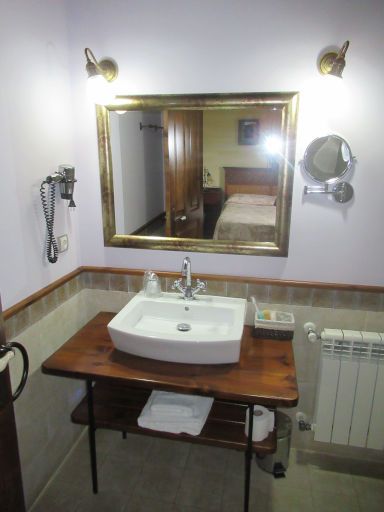 Hotel Casona Trabadelo, Vegadeo, Spanien, Bad mit Waschtisch, Spiegel, Haartrockner, Heizkörper