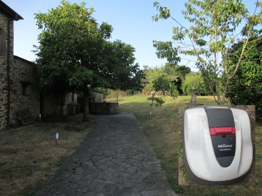 Hotel Casona Trabadelo, Vegadeo, Spanien, Garten mit Mähroboter Honda Míímo