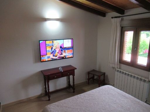 Hotel Costa San Juan de la Canal, Soto de la Marina, Spanien, Zimmer 12 mit Flachbildfernseher, Tisch und Hocker