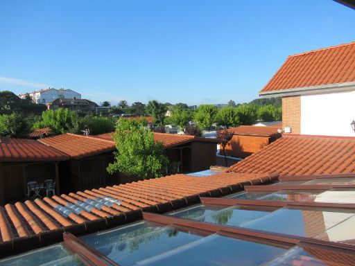 Hotel Costa San Juan de la Canal, Soto de la Marina, Spanien, Ausblick aus dem Zimmer 12 auf Holzbungalows