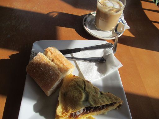 Hotel Costa San Juan de la Canal, Soto de la Marina, Spanien, Frühstück Kaffee mit Milch und Tortilla