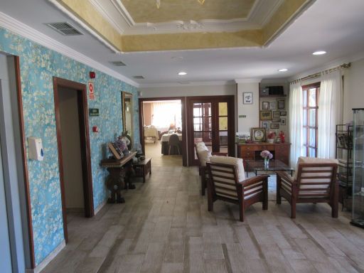 Hotel Cueli, Viveda - Santillana del mar, Spanien, Empfangshalle mit Aufzug, Treppenhaus, Sitzgelegenheiten und Durchgang Restaurant