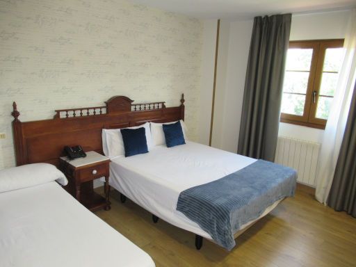 Hotel Cueli, Viveda - Santillana del mar, Spanien, Zimmer 111 mit kleinem und großem Bett, Nachttisch, Telefon, Fenster und Heizkörper
