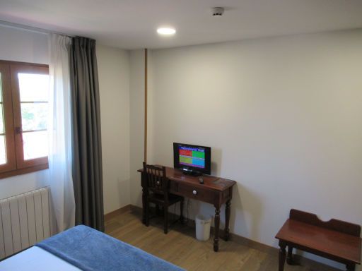 Hotel Cueli, Viveda - Santillana del mar, Spanien, Zimmer 111 mit Schreibtisch, Flachbildfernseher, Stuhl und Kofferablage