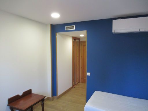 Hotel Cueli, Viveda - Santillana del mar, Spanien, Zimmer 111 mit Gang zur Eingangstür und Badezimmer, Wandschrank und Klimaanlage