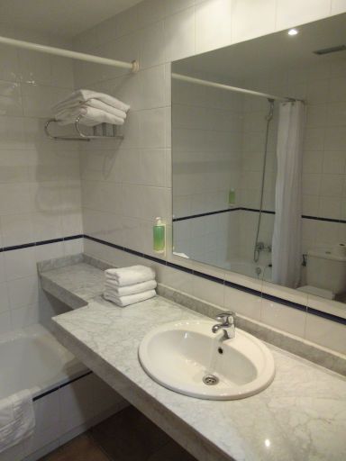 Hotel Cueli, Viveda - Santillana del mar, Spanien, Bad mit Waschtisch und großem Spiegel