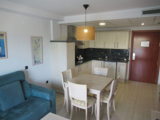 Hotel Daniya Denia, Dénia, Spanien, Zimmer 122 mit Sofa, Tisch, Stühle, Küchenzeile, Kühlschrank, Klimanalage und Eingangstür
