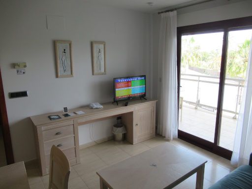 Hotel Daniya Denia, Dénia, Spanien, Zimmer 122 mit Tisch, Telefon, Flachbildfernseher und Balkontür
