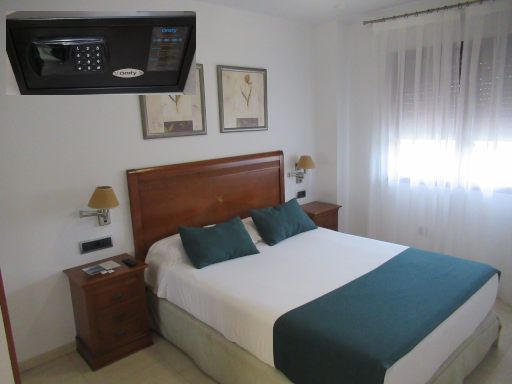 Hotel Daniya Denia, Dénia, Spanien, Zimmer 122 mit Schlafzimmer, Doppelbett, Wandschrank mit Minisafe und Fenster