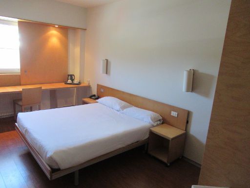 ETH Hotel Irún, Irún, Spanien, Zimmer 221 mit Doppelbett, Telefon, Nachttischleuchten, Tisch, Fenster, Stuhl und Wasserkocher