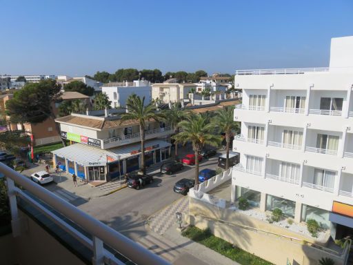Hotel Ferrer Janeiro Ca’n Picafort, Mallorca, Spanien, Blick vom Balkon mit zwei Stühlen und Tisch