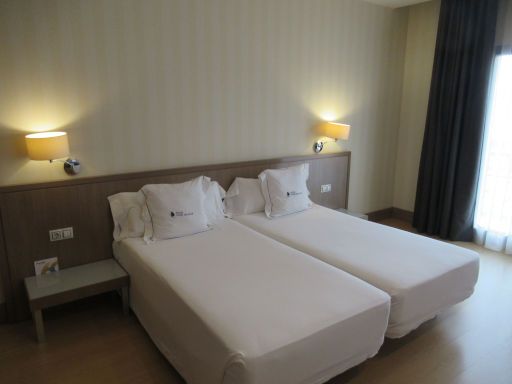 Hotel Ibersol Atrio del Mar, Los Alc&aacute;zares, Spanien, Zimmer 301 mit zwei Betten, Nachttisch, Wandleuchten, Fenster und T&uuml;r zum Balkon