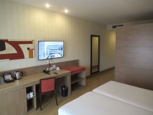 Hotel Ibersol Atrio del Mar, Los Alc&aacute;zares, Spanien, Zimmer 301 mit Flachbildfernseher, lautlosen K&uuml;hlschrank, Wasserkocher, Kaffeemaschine, Tisch, Stuhl, Wandspiegel, Klimanlage, Durchgang zum Bad und Eingangst&uuml;r