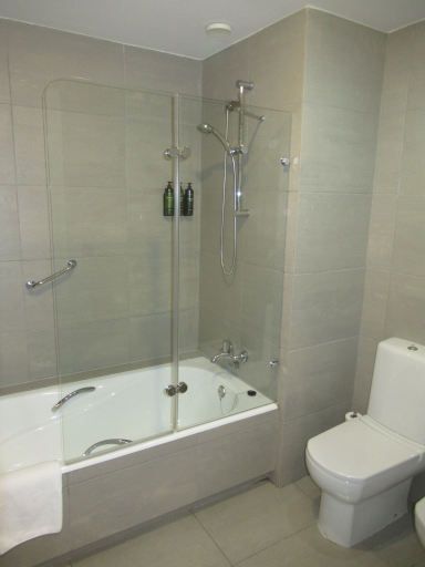 Hotel Ibersol Atrio del Mar, Los Alc&aacute;zares, Spanien, Bad mit Dusche / Badewanne, WC und WD