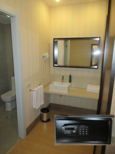 Hotel Ibersol Atrio del Mar, Los Alc&aacute;zares, Spanien, Bad im Zimmer mit Waschtisch, Schrank und Minisafe