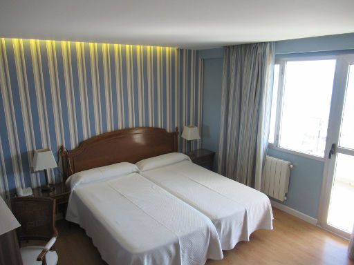 Hotel La Barracuda, Torremolinos, Spanien, Zimmer 803 mit zwei Einzelbetten, Leseleuchten, Heizkörper, Fenster und Balkontür