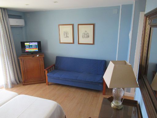 Hotel La Barracuda, Torremolinos, Spanien, Zimmer 803 mit Klimaanlage, Fernseher und Sofa