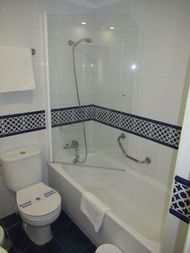 Hotel La Barracuda, Torremolinos, Spanien, Bad mit WC und Dusche / Badewanne
