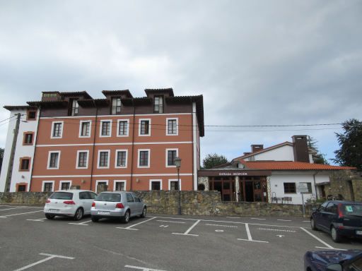 Hotel La Casona de Lupa, San Juan de Pi&ntilde;era, Cudillero, Spanien, kostenloser Parkplatz und Eingang zur Rezeption